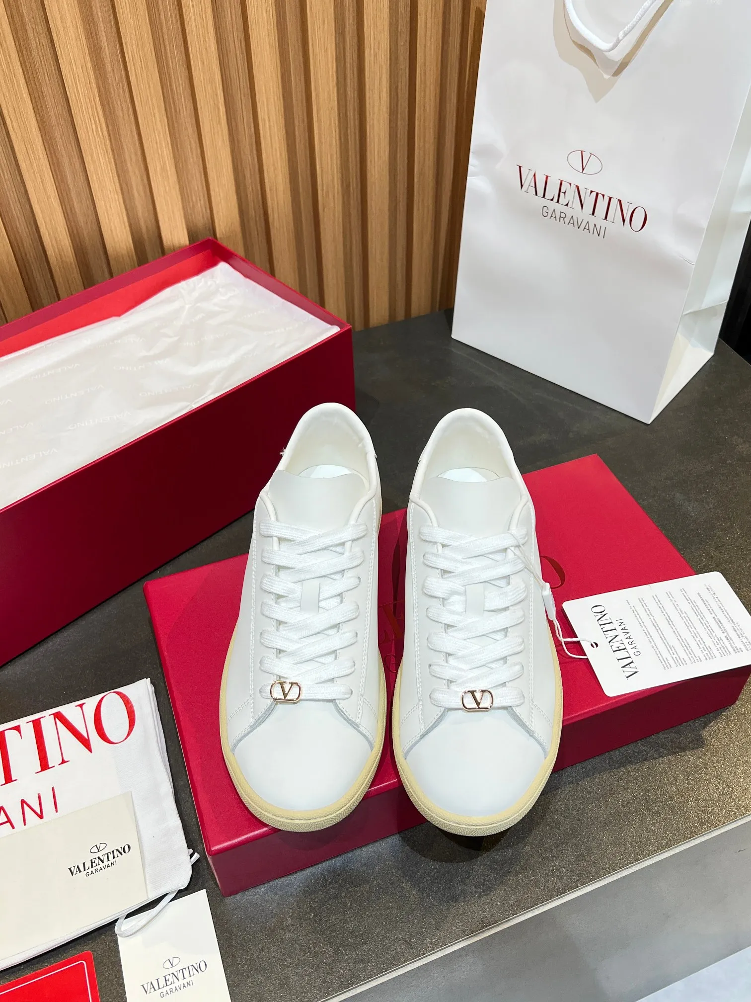 [Valentino] P: 640💰 Couple style, size: women 35-40▪️men 39-44 (45. Customized) Valentino VLTN casual shoes 2025 latest moral training shoes I can't put it down. Seiko details of cowhide sneakers, retro fashion, simple and advanced, casual matching. 1:1 restoration! Top luxury masterpiece, lace-up design, soft and comfortable imported calfskin brings excellent and elegant texture and excellent foot comfort. Top purchasing version upper: imported calfskin surface/original oil edge process + printing process. Inner lining: water-dyed cowhide lining. Outsole: original development 𝐓𝐏𝐔 two-color combination outsole. Packaging: full package with original configuration.